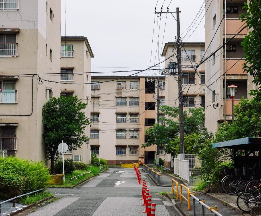 築年数を重ねた公営住宅団地の風景